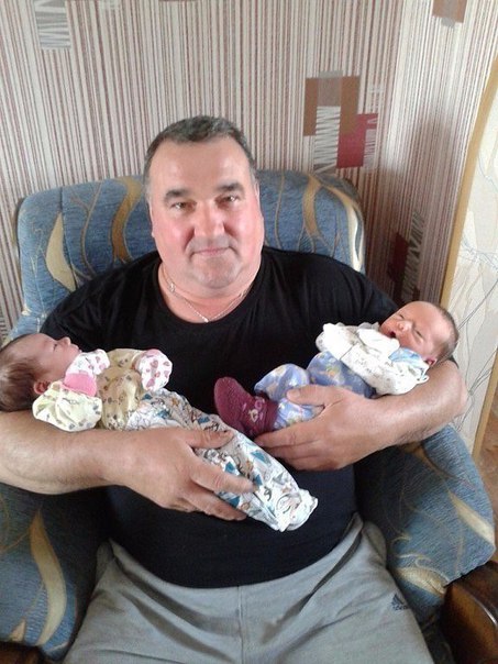 Внук и внучка от двух дочурок, родили в один день)