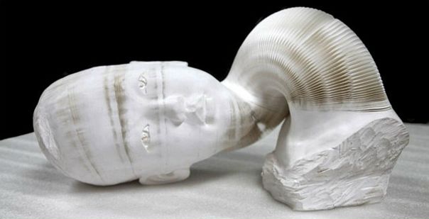 На первый взгляд, арт работы Ли Хунбо (Li Hongbo) – это обычные фарфоровые или гипсовые скульптуры, но это только на первый взгляд, пока он не демонстрирует насколько гибкими они могут быть. Художник и дизайнер создает свои скульптуры вручную – тысячи слоев оберточной бумаги необходимо вырезать, сложить и склеить, и только после этого он придает им заданную форму.