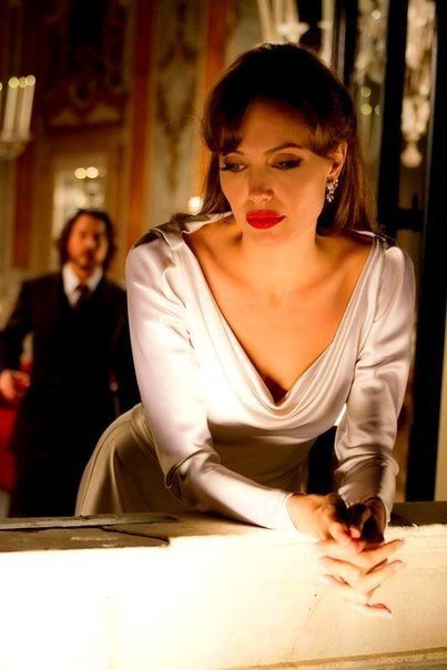 Она очень странная женщина, не ревнует, права не качает, скандалов не закатывает, и денег-то ей не надо. И позвонит перед тем как приехать, и поговорить с ней есть о чем, даже пишет без ошибок. Подозрительно заботливая — и поесть приготовит и приласкает. Нет, что-то с ней не то… Веселая такая, со всеми приветлива, прощает искренне, делает как чувствует — не играет, не притворяется. А еще она очень красива… Нет, она явно не подходит для серьезных отношений, надо держаться от нее подальше....