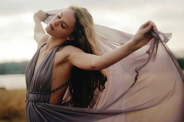 Уходят женщины от вас - уходят до того, как хлопнут дверью... уходят, не уставшие от ласк, а просто переставшие вам верить...