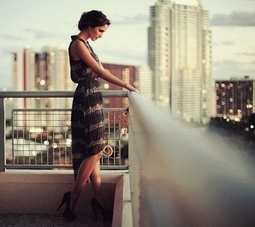 Сильнaя жeнщинa - это когдa всe eё плaны лeтят к чeртям, a онa при этом улыбaeтся, выглядит отлично и знaeт, что eсли нe будeт тaк кaк eй нужно, знaчит будeт eщe лучшe...