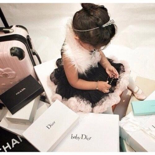 Скоро вновь у нас зарплата, пять минут у банкомата, в магазине один час, снова денег нет у нас!