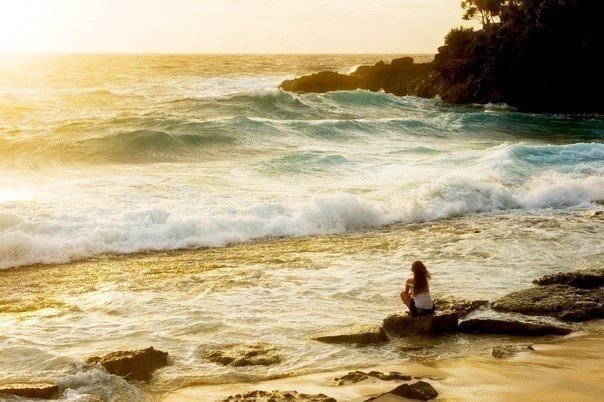 Каждый человек, появляющийся в нашей жизни — учитель! Кто-то учит нас быть сильнее, кто-то — мудрее, кто-то учит прощать, кто-то — быть счастливым и радоваться каждому дню. Кто-то вовсе нас не учит — просто ломает нас, но и от этого мы получаем опыт. Цени каждого человека, даже если он появился на мгновение. Ведь если он появился, то это уже неспроста!