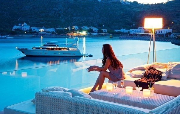 Говорят, что от любви до ненависти один шаг. Нет, один шаг от очарования до разочарования. А между любовью и ненавистью сотни попыток всё изменить...