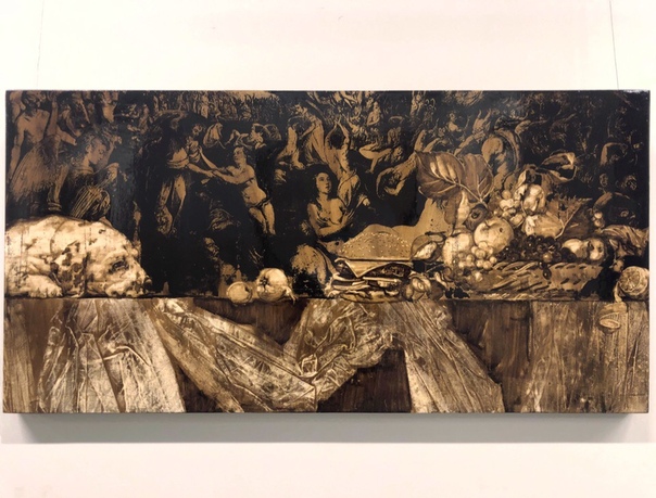 Да, мы догадываемся, что вы уже не можете смотреть на еду, но давайте посмотрим на нее с художественной точки зрения! Ничего интересного не замечаете на картине Ильи Гапонова «Фиатирский престол» Делитесь находкой в комментариях.