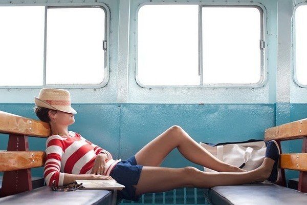 Просто я такой человек. У меня все слишком. Если я люблю, то слишком. Если ненавижу, то тоже слишком. Слишком близко принимаю все к сердцу, слишком сильно верю людям. Слишком сильно надеюсь на них. И слишком сильно в них разочаровываюсь.