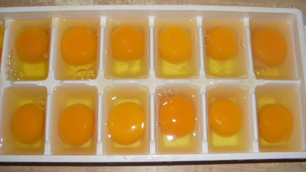 Она просто разлила яйца по формочкам для льда. Теперь я делаю так всегда 
