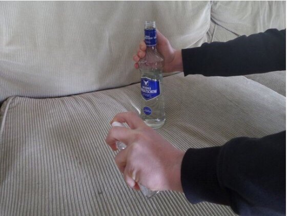 Она распылила водку по всему автомобилю. Смотри, что произошло через 5 минут. 