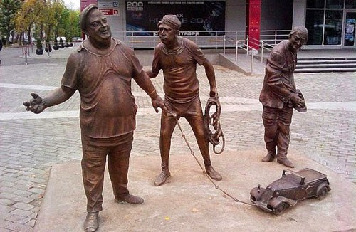 Памятник настоящим артистам. Угадайте, в каком городе находится!