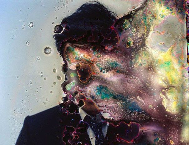 Seung-Hwan Oh – корейский фотограф и микробиолог, который, решив объединить два своих главных увлечения в одном необычном проекте, создал уникальную коллекцию портретов. После каждой съемки фотограф подвергает пленку разрушительному воздействию специально выращенных с данной целью грибков и бактерий. В результате повреждений, причиненных микроорганизмами, отснятый материал приобретает совершенно иной вид, более абстрактный, но при этом не менее притягательный. 