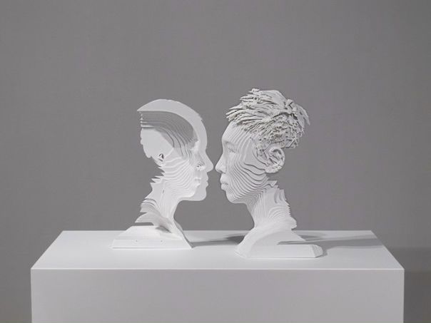 Художник и скульптор Тин Лун Ли (Tin Lun Li) создал инсталляцию, которая показывает отношения между мужчиной и женщиной. Бюсты героев сделаны таким образом, что прекрасно видно, что каждый из них будет неполным без другого. Только вместе они образуют единое целое. 