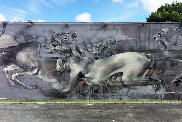 Южноафриканская уличная художница Faith47 на фестивале Miami Art Week 2016 создала огромную картину, на которой львы преследуют свою жертву оленя.