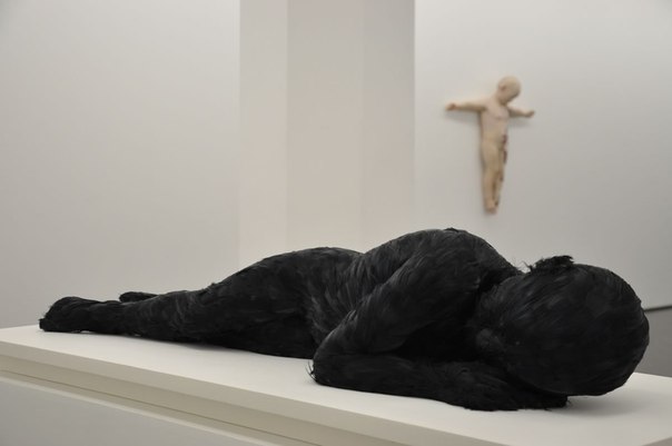 Lucy Glendinning — скульптор и художник, которая работает в современном британском стиле. Ее творения — это не просто сборник разнообразных эстетических художественных выражений, это всегда некая концепция, экспериментирующая с человеческим образом, как с семиотической средой. 