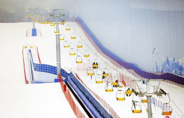 Крупнейший в мире крытый горнолыжный курорт открылся в Китае