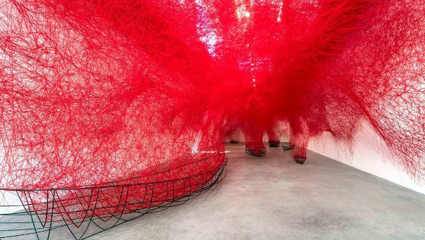 Японский инсталлятор Чихару Шиота (Chiharu Shiota) представил композицию 