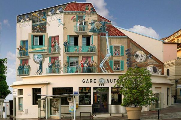 Француз Патрик Коммеси старается сделать жизнь окружающих лучше. Художник специализируется на создании архитектурного сверхнатурализма, превращая пустые стены в яркие сцены из повседневной жизни. 