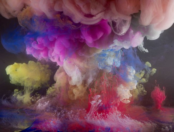 Нью-йоркский художник Ким Кивер (Kim Keever) выбрал для себя не совсем обычную художественную практику. Его потрясающие гипнотические «картины», создаваемые в ходе экспериментов с красками и водой, не перестают восхищать любителей современного искусства.