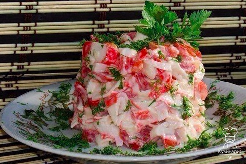 Салатик из крабовых палочек с помидорами