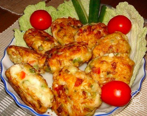 Рецепт очень вкусных и полезных котлет из куриного мяса с овощами и сыром. Вкус у этих котлет получается очень пикантный и необычный. Рецепт очень вкусных и полезных котлет из куриного мяса с овощами и сыром. Вкус у этих котлет получается очень пикантный и необычный.