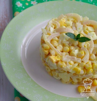 Салат из кальмаров с кукурузой
