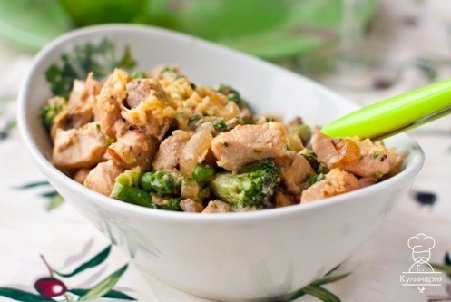 Курица с брокколи и горошком в сливках