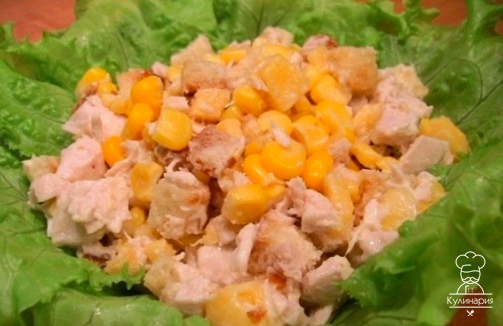 Салат с сухариками, куриным филе, сыром и кукурузой