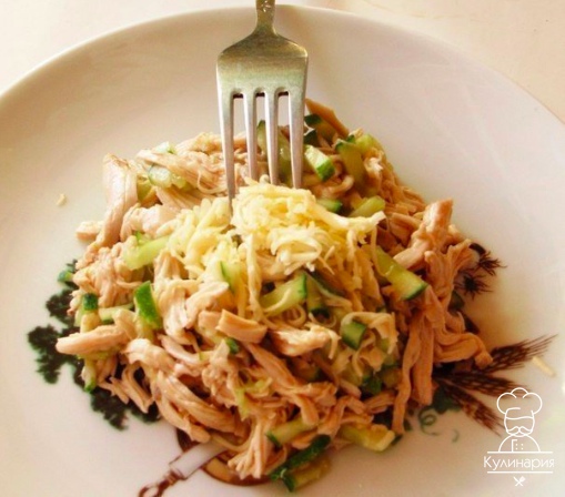 Простой салат с курицей и огурцами.