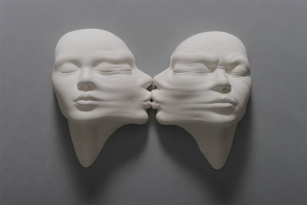 Работы скульптора из Гонконга Джонсона Цанга (Johnson Tsang) выглядят словно это лица из резины. На самом деле все они выполнены из фарфора.