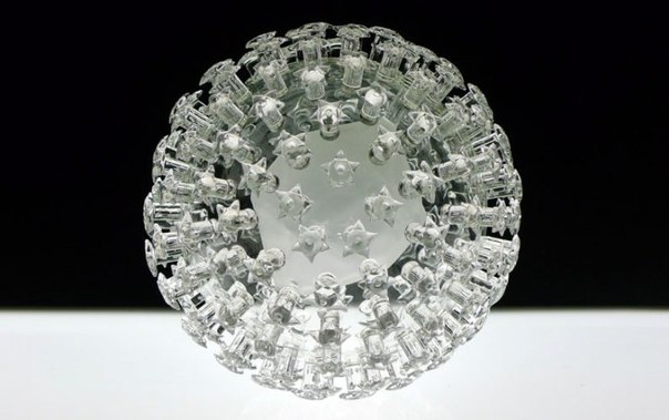 Стеклянные скульптуры вирусов от Люка Джеррама (Luke Jerram)