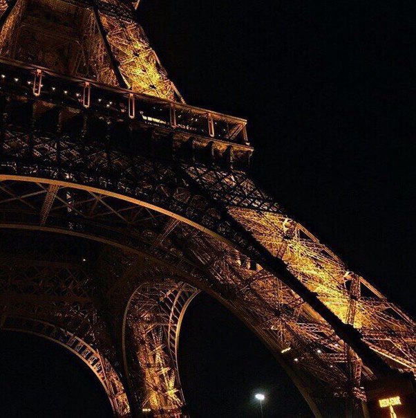 Ночь — это маленькое безумие.