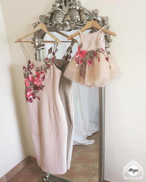 Носила бы одинаковые платье с дочкой