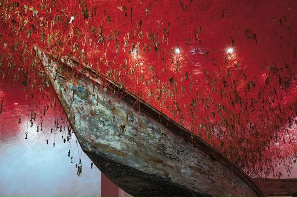 Подобрать ключ к сердцу близкого человека – это так важно, ведь вся наша жизнь – поиск взаимопонимания и эмпатии. Японская художница Чихару Шиота (Chiharu Shiota) осмыслила эту метафору и в очередной раз удивила зрителей масштабной инсталляцией, для которой потребовалось 50 тысяч ключей, сотни мотков красной пряжи и две старые лодки.