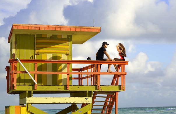 Учитывая, в каком раннем возрасте начинается формирование личной и сексуальной идентичности человека, стоит задуматься о роли, которую в этом процессе играет наше окружение. Не так давно существенную полемику в СМИ вызвала тема функциональности и назначения кукол и иных игрушек, которых покупают маленьким детям. Обычно куклы служат для разыгрывания определенных сцен или ситуаций, позволяя детям активно погрузиться в некий воображаемый мир и способствуя их творческому и интеллектуальному развитию. Как правило, производители игрушек придумывают для кукол какие-то роли или профессии. Примерами могут служить Барби-спасательница из коллекции «Спасатели Малибу» или серия GI Joe, изображающая представителей разных родов войск. Невольно возникает вопрос: сами ли дети придумывают роли для кукол, в которые играют, или же куклы как инструмент создавшей их индустрии влияют на нас или даже программируют в нас определенные установки — как правило, поверхностные, гендерно-дифференцированные и не имеющие никакого отношения к действительности...