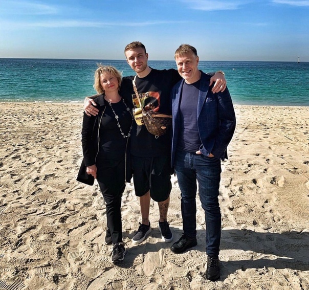  Егор Крид проводит новогодние каникулы в райском уголке - недавно он опубликовал фото с родителями с семейного отдыха в Дубае.