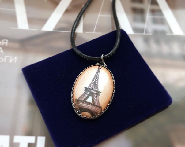 Кулон выполнен в технике Финифть. Ручная работа. 