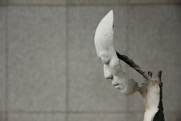 Скульптор из Сеула Park Ki Pyung воплощает в творчестве универсальный и вечный вопрос — борьбу человека с самим собой.