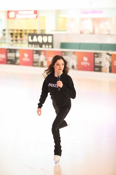 Евгения Медведева, посол красоты Pantene, провела мастер-класс для победительниц марафона #сильнееспантин, который проходил в преддверии главного спортивного соревнования минувшей зимы – Олимпийских Игр в Пхенчхане. Авторы самых трогательных, ярких и вдохновляющих пожеланий со всей России теперь знают, что мечты сбываются – они вышли на лед со своим кумиром, и смогли не только научиться у Евгении секретам выполнения сложных элементов, но и прекрасно провести время в обществе единомышленников – страстных поклонников фигурного катания!