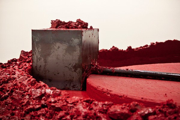 Аниш Капур – один из самых влиятельных художников, изменивших представление о современной скульптуре и способах ее репрезентации. Он родился в Бомбее, с 1970-х живет и работает в Лондоне. В 1990 году скульптор представлял Великобританию на Венецианской биеннале, где был отмечен премией «Premio Duemila», а через год стал лауреатом Премии Тернера. В 2009 году Аниш Капур стал первым из ныне живущих художников, чья выставка прошла в лондонской Королевской академии художеств. Аниш Капур – один из самых влиятельных художников, изменивших представление о современной скульптуре и способах ее репрезентации. Он родился в Бомбее, с 1970-х живет и работает в Лондоне. В 1990 году скульптор представлял Великобританию на Венецианской биеннале, где был отмечен премией «Premio Duemila», а через год стал лауреатом Премии Тернера. В 2009 году Аниш Капур стал первым из ныне живущих художников, чья выставка прошла в лондонской Королевской академии художеств.