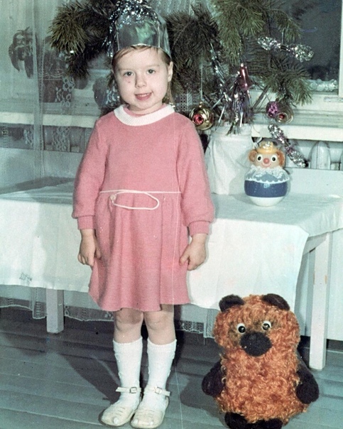  Юля Савичева показала редкое детское фото.