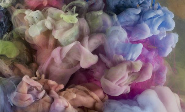 Нью-йоркский художник Ким Кивер (Kim Keever) выбрал для себя не совсем обычную художественную практику. Его потрясающие гипнотические «картины», создаваемые в ходе экспериментов с красками и водой, не перестают восхищать любителей современного искусства.