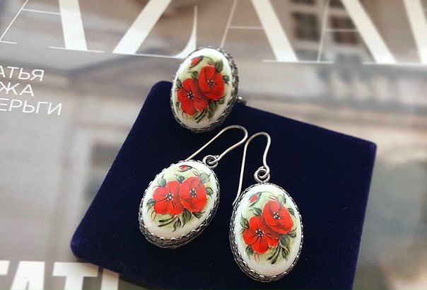 Серьги и кольцо в дутой оправе! Комплект выполнен в технике Финифть. Ручная работа