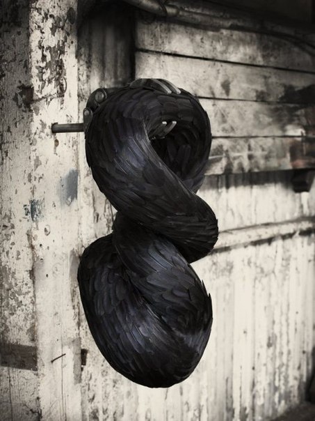 Необычные творения британского скульптора Кэйт Макгуаер (Kate MccGuire) одновременно привлекают внимание и пугают зрителей. Свои работы художница создает из тщательно подобранных и выровненных перьев птиц, что придает скульптурам фантастический внеземной вид.