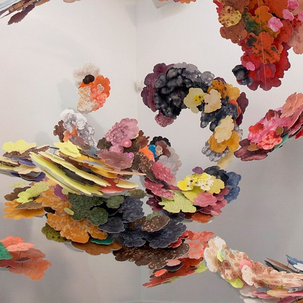 Joris Kuipers – популярный современный художник из Голландии – решил выйти за рамки привычного двухмерного изображения. На суд зрителей он представил необычную инсталляцию, названную «Ускользающий экспрессионизм» («Escaping Expressionism»), которая представляет собой скульптуру из подвешенных в воздух ярких лепестков, образующих причудливые завитки.