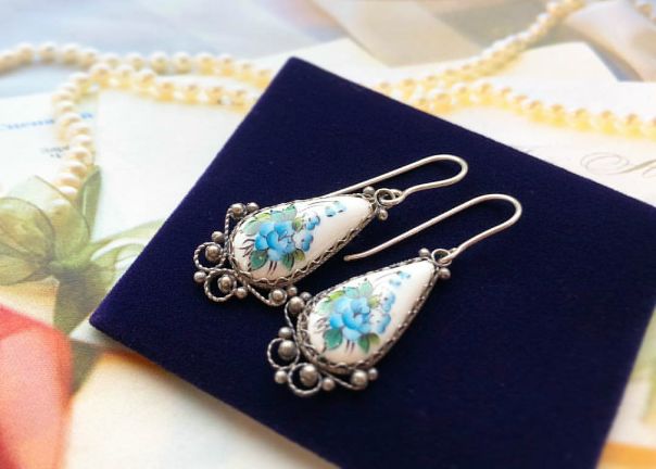 Серьги выполнены в технике Финифть. Ручная работа