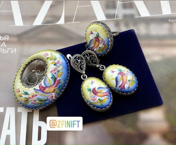 Комплект в наличииСерьги и кольцо в дутой оправе! Комплект выполнен в технике Финифть. Ручная работа