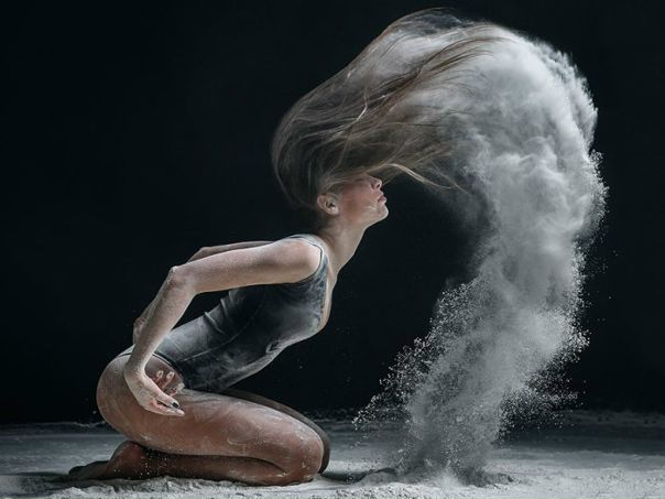 Российский фотограф Александр Яковлев снимает профессиональных танцоров, используя при создании фото-композиции муку. Это позволяет придать снимкам особую динамику взрыва. На фотографиях можно увидеть и классических танцоров балета, и тех, кто исполняет брейк.