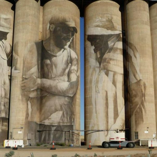 Уличный художник из Австралии Гвидо Ван Хелтен (Guido Van Helten) в полной мере овладел искусством психологического портрета. Его герои живут в городах по всему миру. #art #streetart
