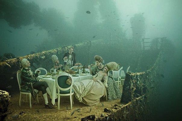 Фотограф Андреас Франке (Andreas Franke) создал серию коллажей, в которой объединил сцены эпохи рококо и глубоководную фотографию.