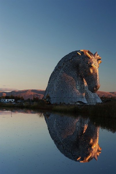 После семи долгих лет подходит к концу строительство «Келпи» (The Kelpies) – двух колоссальных лошадиных голов, спроектированных скульптором Энди Скоттом (Andy Scott), которые теперь возвышаются над каналом Форт-Клайд (Forth and Clyde Canal) в шотландском городе Фолкерк. Тридцатиметровые скульптуры задуманы как напоминание о важной роли лошадей в истории Шотландии.