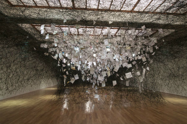 Художница Чихару Шиота (Chiharu Shiota) в особых представлениях не нуждается: её впечатляющие художественные перформансы и инсталляции из бытовых объектов и переплетений чёрных нитей нашли свою аудиторию далеко за пределами родной для художницы Японии. 